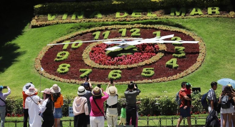 Radiografía de los veraneantes en Chile Las Condes es la comuna donde más gente sale de vacaciones y Viña la que más visitantes recibe