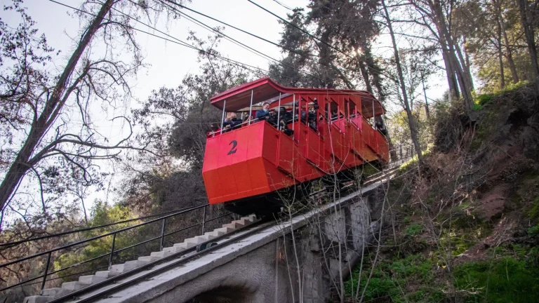 El icónico funicular de Santiago cumple 100 años