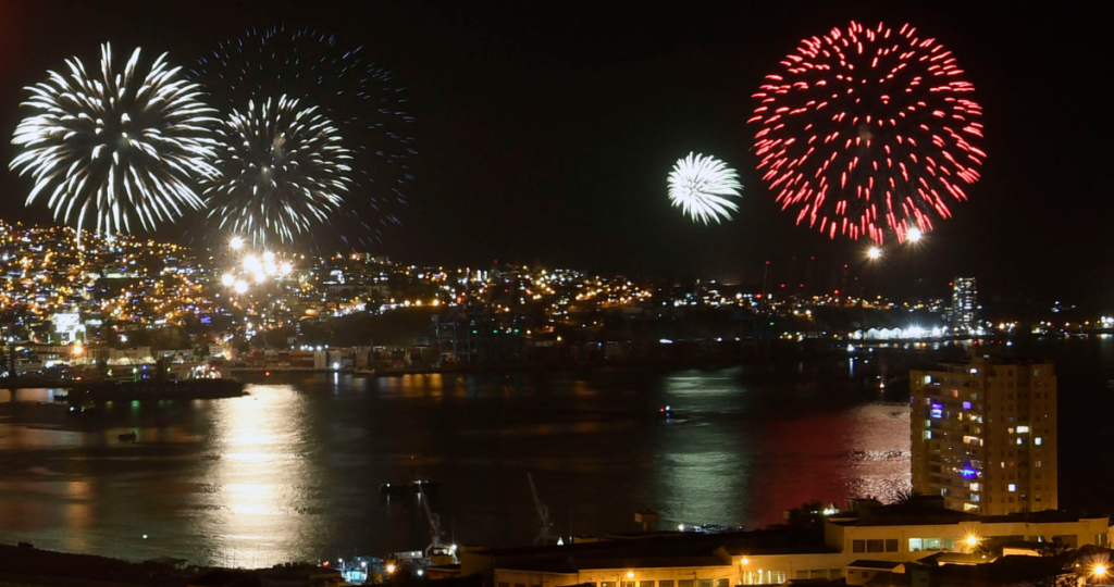 Bienvenido 2026: los shows pirotécnicos y fiestas que preparan en Santiago y la V Región
