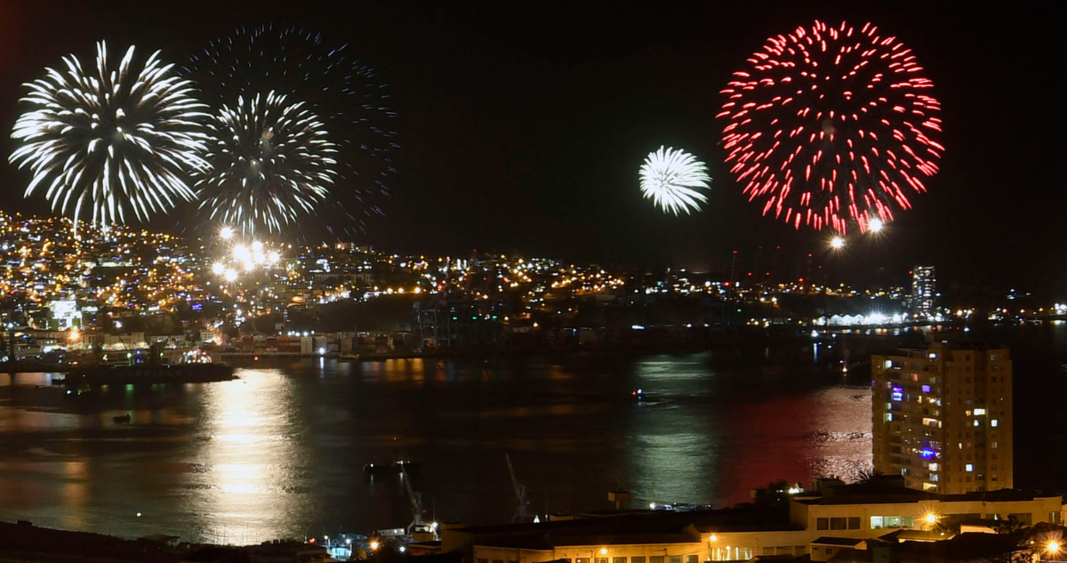 Bienvenido 2026: los shows pirotécnicos y fiestas que preparan en Santiago y la V Región